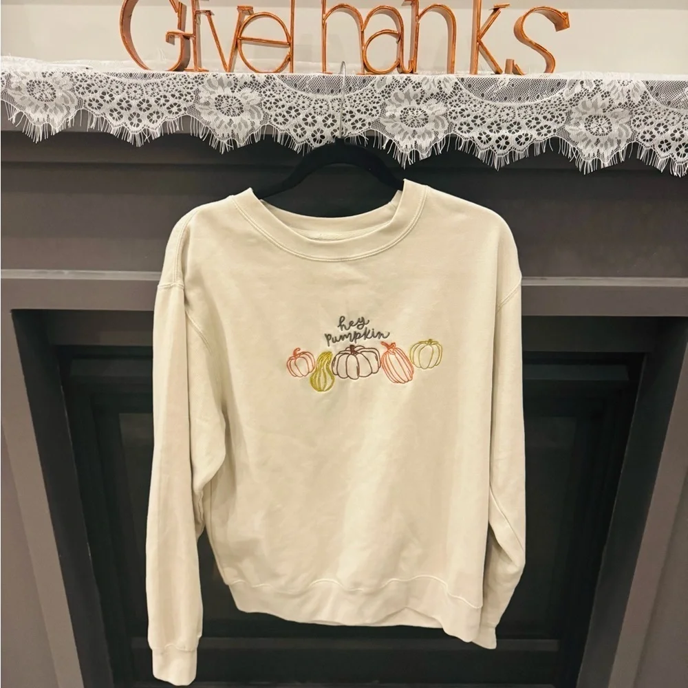 Women’s Fall Pumpkin sweater size medium